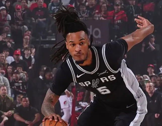 开云-卡斯尔3战场均22.7分5.3板5.7助1断,命中率41.2%&三分40%